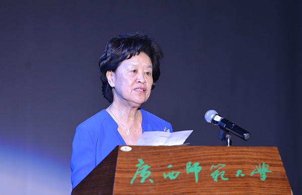 中国教育学会音乐教育分会钢琴学术委员会主任唐重庆教授主持（大学生通讯社 张钰千 陈园园 韦祥 摄）