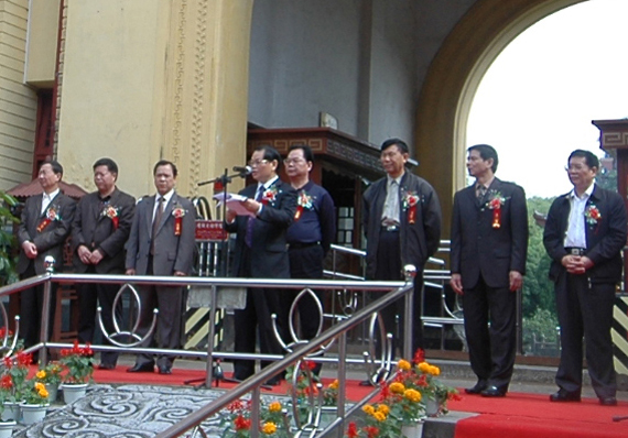 我校副校长蓝常周在启动仪式上讲话。