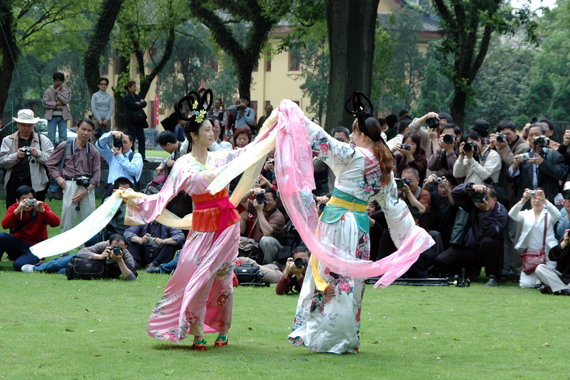 启动仪式后，各摄影团体组织了实地摄影创作。