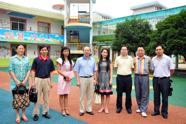 蔡昌卓副校长与实验幼儿园教师代表合影