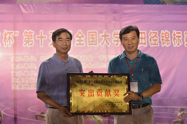 中国大学生田径分会常务副秘书长马新东向我校颁发突出贡献奖（大学生通讯社 何明航  摄）