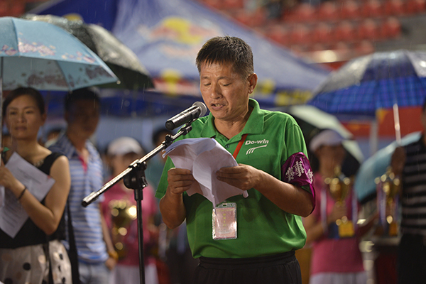 总裁判长时殿辉宣布比赛团体总分成绩（大学生通讯社 宋雅君 摄）