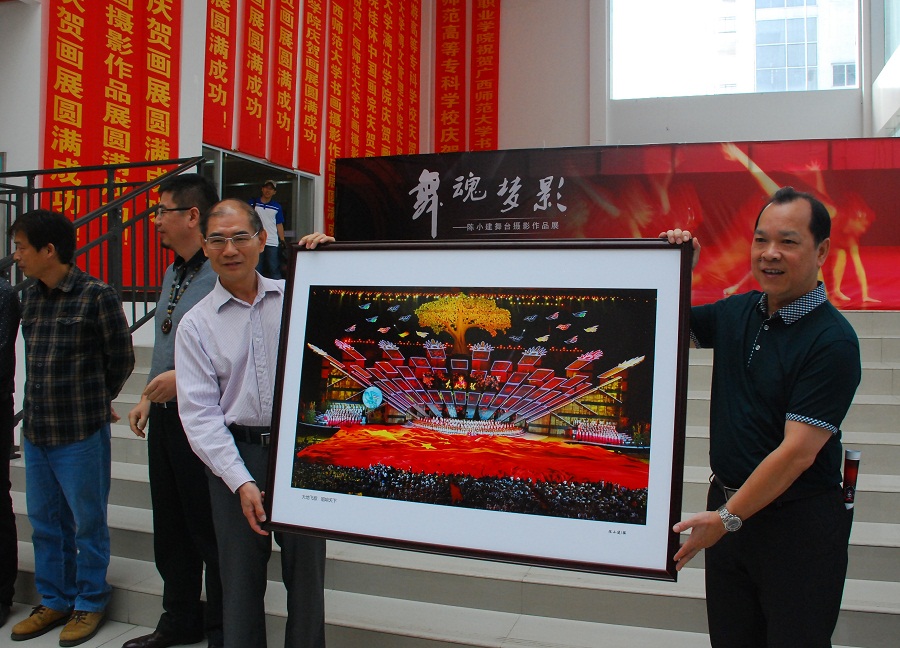 陈小建先生向广西师范大学赠送摄影作品《大地飞歌 唱响天下》（出版社 陈子峰 摄）