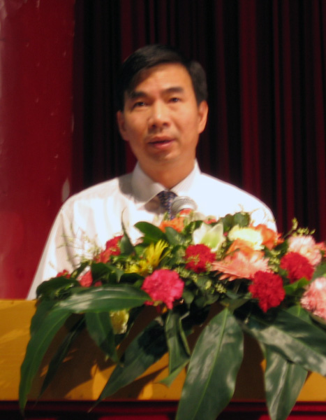 梁宏校长在典礼上致词。