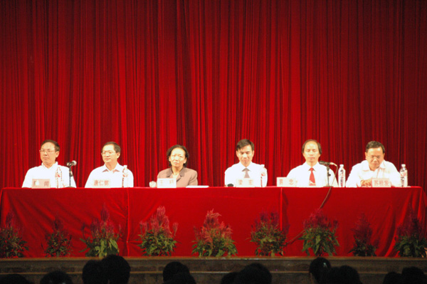 校领导王枬(左三)、梁宏(右三)、唐仁郭(左二)、易忠(右二)出席典礼。