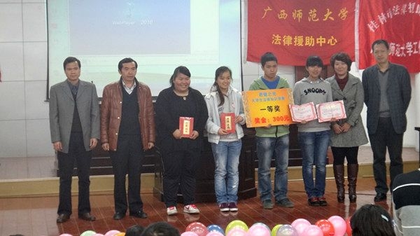 两个学院的领导和老师共同为获奖选手颁奖