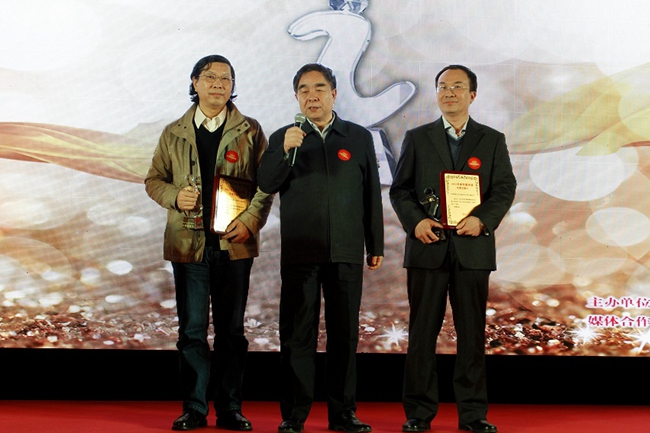 原国家新闻出版总署署长、全国人大教科文卫委员会主任委员柳斌杰为“年度出版人”颁奖（左起：何林夏、柳斌杰、沈元勤）（余向丽摄）