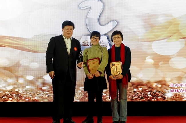 中国韬奋基金会理事长聂震宁为“年度作者”颁奖（左起：聂震宁、余秀华、迟子建代表杨柳）（余向丽摄）