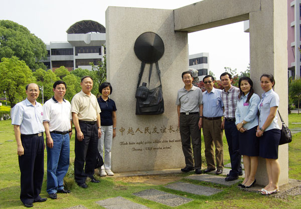 刘健斌副校长（左三）与孙国祥大使（右五）一行在育才学校纪念碑前合影