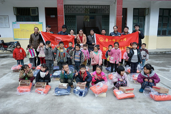 支教团成员与当地师生的合影