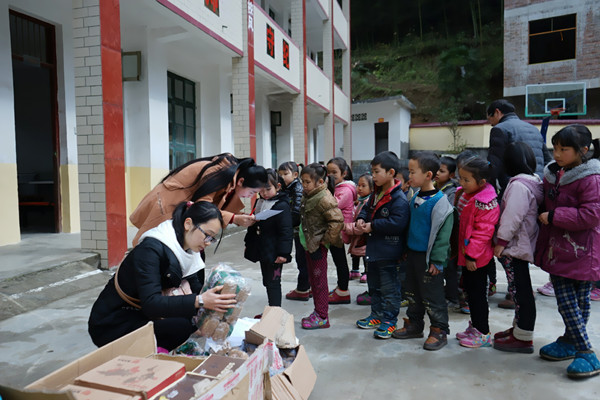 支教团成员分发爱心物资