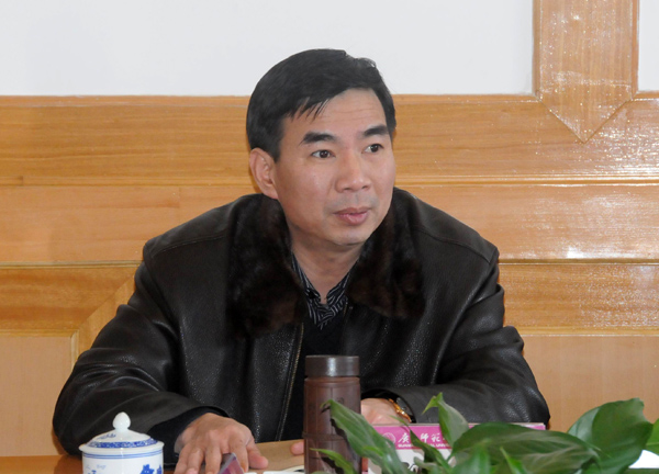 梁宏校长主持会议。