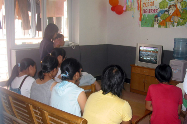 同学们在宿舍收看大会现场直播节目。