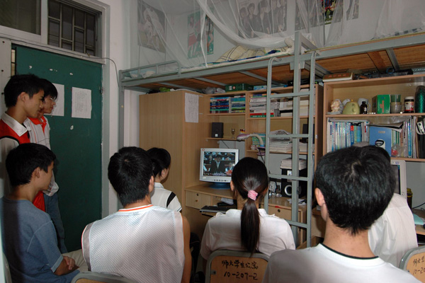 同学们通过宿舍电脑收看大会现场直播节目。