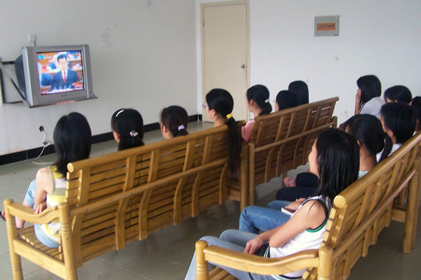 同学们在公共电视房收看大会现场直播节目。
