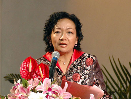 校党委书记王枬主持大会。