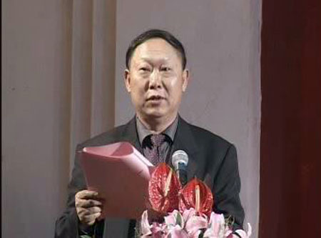 刘健斌副校长做校友工作报告。(周永健 摄)