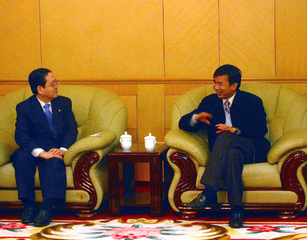 梁宏校长与到访的客人进行亲切会谈。