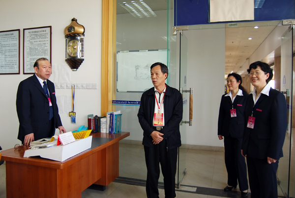 杨文轩教授（中）走访图书馆。