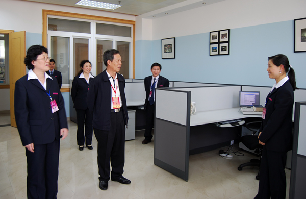 杨文轩教授（中）走访图书馆。。