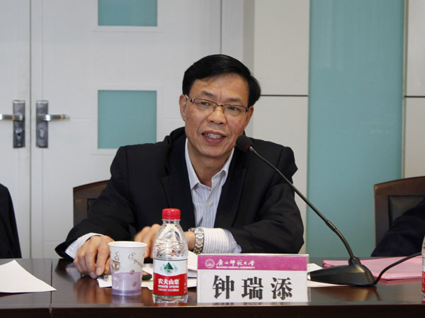 钟瑞添副校长主持会议(大学生记者团 李舒婷 摄)