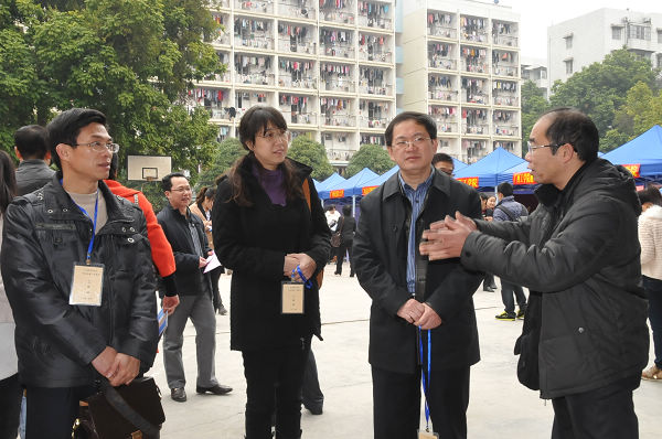 唐仁郭副书记（右二）和校就业指导部门老师在现场指导毕业生就业推荐工作（宣传部 赵晋凯 摄）