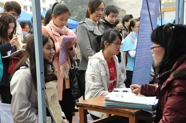 毕业生与用人单位洽谈（赵晋凯 摄）