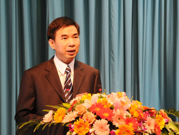 梁宏校长在会上做工作报告。