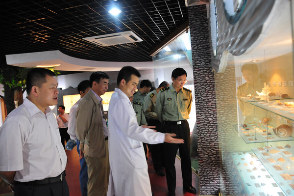 梁校长,王副书记及党办、校办负责人陪同客人参观生物多样性标本馆