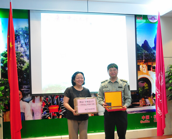 王枬书记代表学校与一八一医院李三红政委互赠纪念品