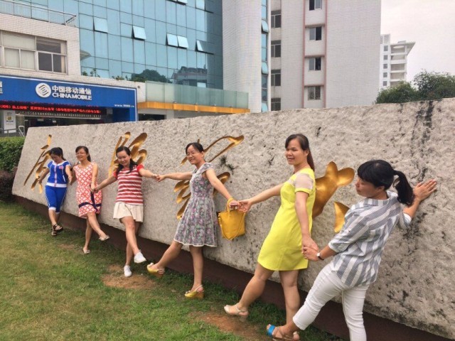 校友们参观校园