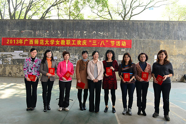 校党委副书记查丹明为首届“巾帼十佳”获得者颁发荣誉证书（宣传部 张婷婷 摄）