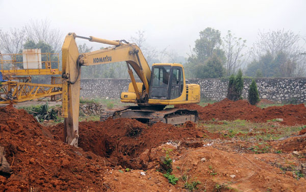 东院教工集资楼正式破土动工。