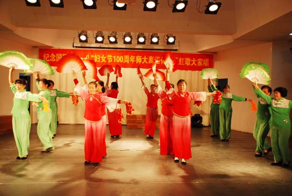 舞蹈《红红火火的日子》