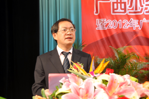 校党委副书记唐仁郭主持仪式