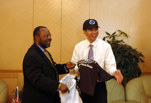 费利克斯•欧可杰校长向梁宏校长及在场的我校人员赠送了产自美国的特色衣帽。