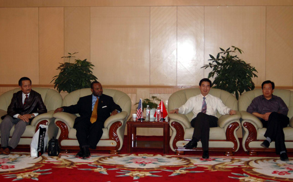 梁宏校长与到访的客人进行了亲切友好的会谈。