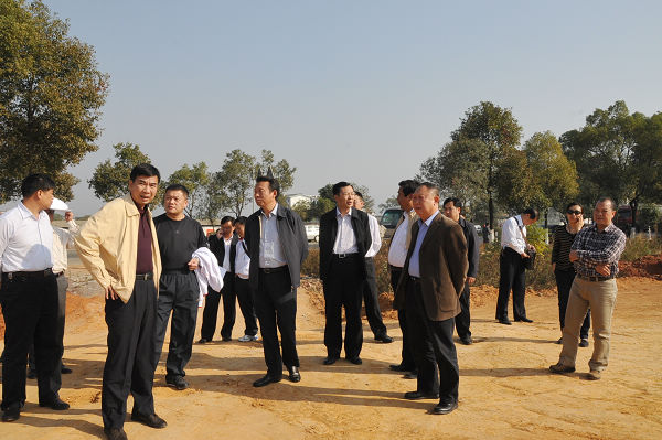 校领导与桂林市委、市政府，雁山委、区政府领导查看建设项目用地