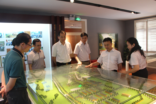 林鼎立检察长参观越南学校纪念馆