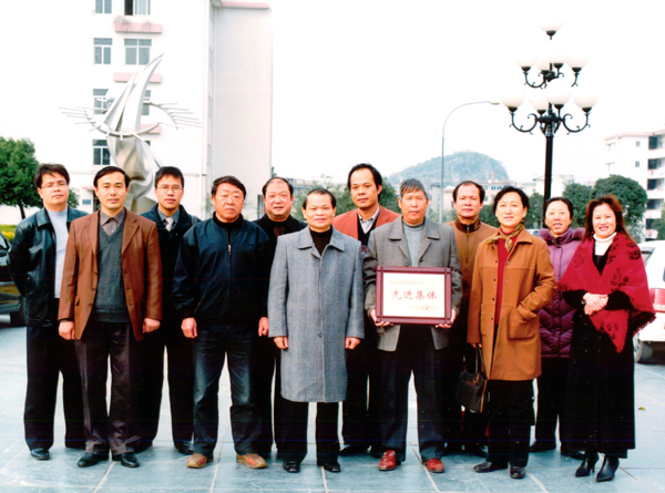 蓝常周副校长和我校从事后勤工作的相关负责人合影留念。