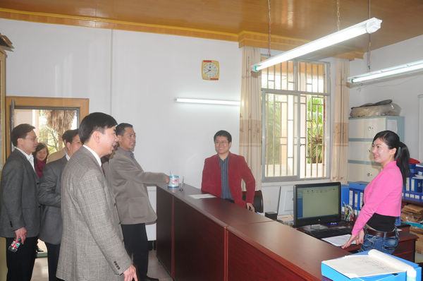 梁校长一行在教务部门检查开学准备情况