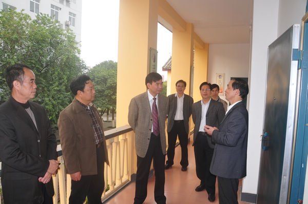 梁校长在听取校纪委负责同志汇报工作