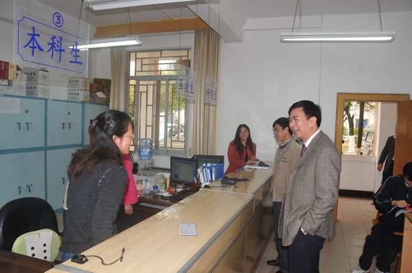 梁校长在财务部门向大家问候新春