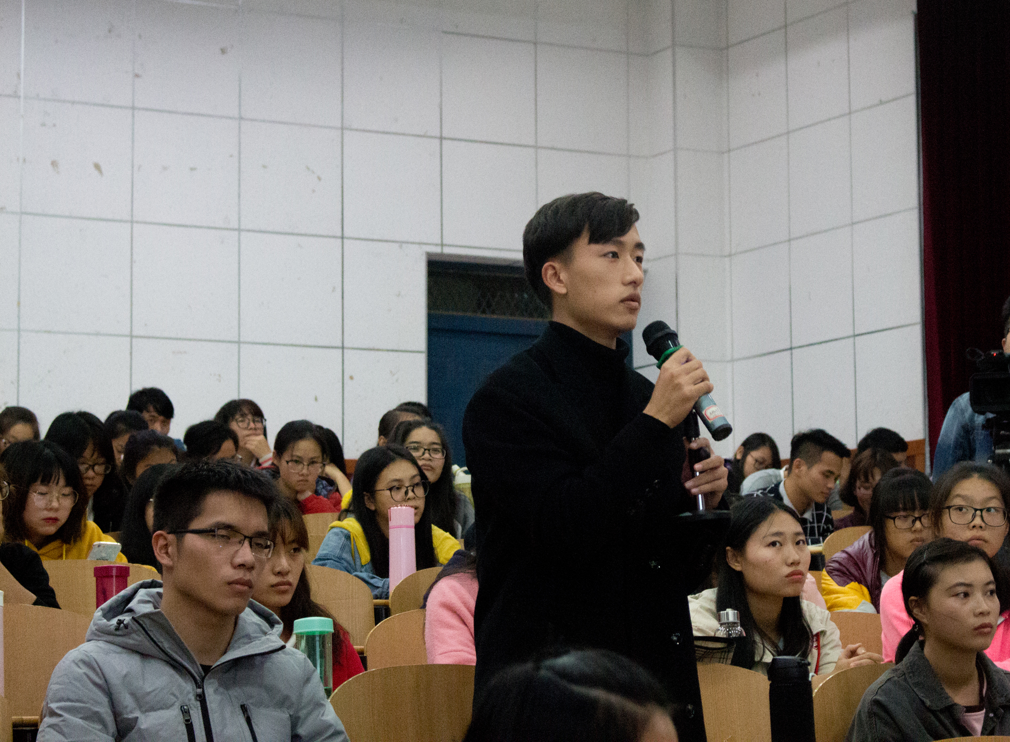 学生提问（大学生通讯社张怡摄）9.jpg