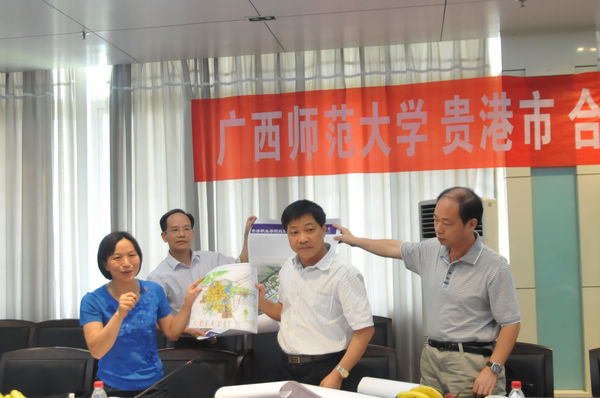 工作人员展示介绍贵港市有关发展规划情况（学生记者 韩丽珍 摄）