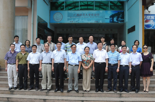 出席会议的双方领导、相关部门负责同志合影