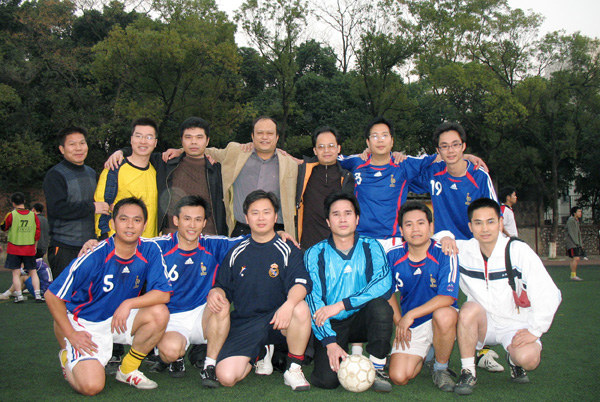 冠军队集体照。