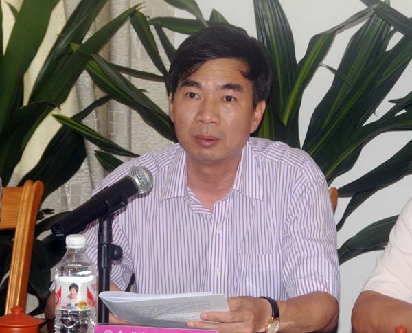 梁宏校长在会上作报告。