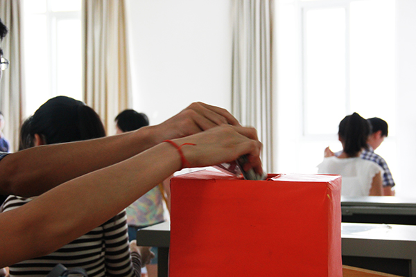 我校师生积极捐款