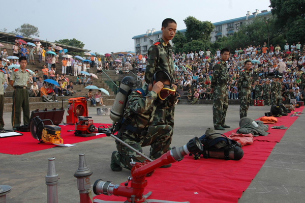 消防官兵给我校师生进行特种消防灭火装备演示